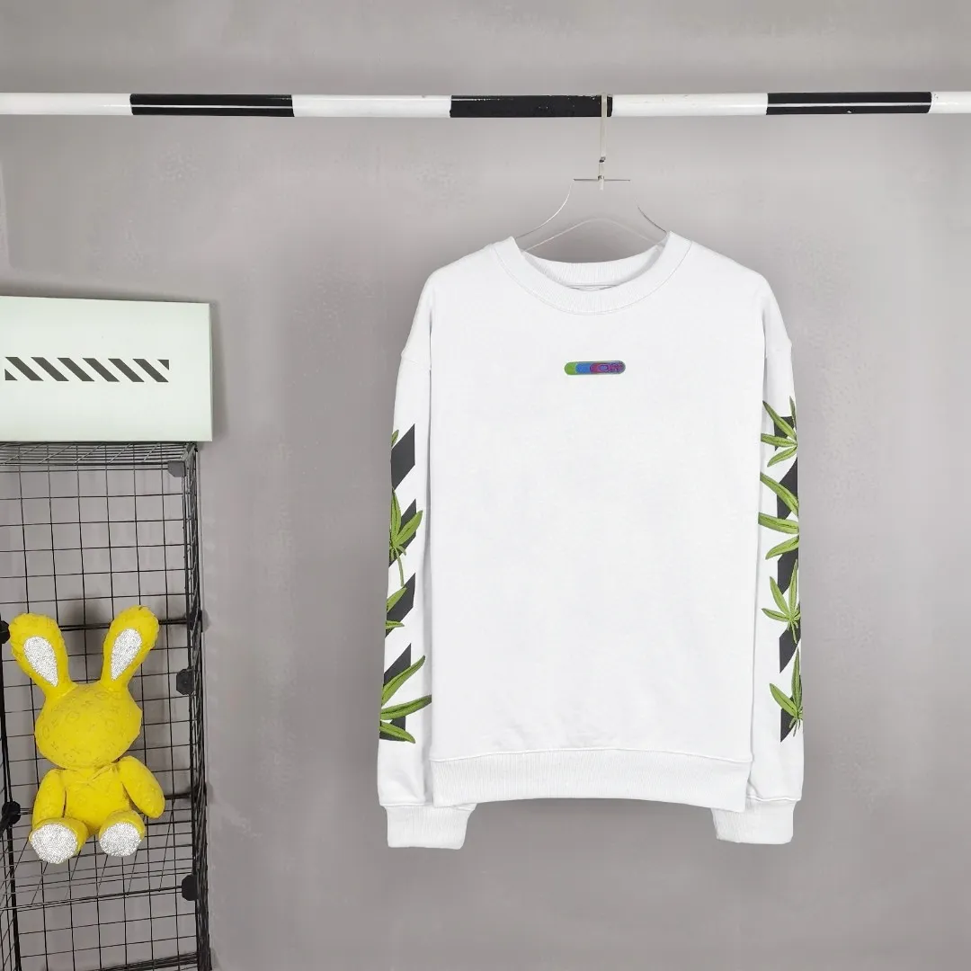 [New Style] 22SS top version OFFWHITE OW lucky leaf embroidered print male and female couples same trendy pure cotton loose autumn and winter round neck sweatshirt. This year's environmentally friendly series is indeed interesting, all centered around plants. The combination of lucky leaves and arrows has a slightly fresh and artistic style. The front panel printing uses Tajima embroidery printing and superimposed embroidery technology, with a yellow background, a second layer of blue, and the last layer is purple OFF. The embroidery is raised and has a tactile feel. The arrows on the back are made using imported glue technology and then put on the embroidery machine. The printing is realistic and full. Ye Jing's expression is very obvious. Customized three-label auxiliary materials to perfectly restore ZP.  Color: black and white Size: XS-L P:410